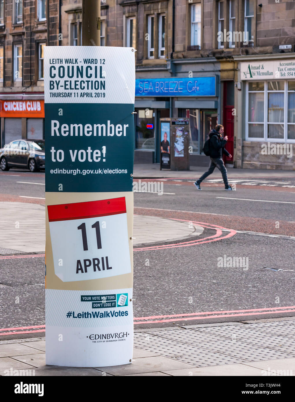 Leith Walk, UK 10 aprile 2019. Leith Walk Consiglio By-Election. Un poster al di fuori del reparto seggi a Pilrig St Paul's Church Hall incoraggia i residenti di voto. La procedura di elezione avrà luogo domani giovedì 11 aprile. I campi di elezione 11 i candidati, compreso il primo candidato per la per la Gran Bretagna il movimento in Scozia, Paolo Stirling. Per la Gran Bretagna è stata fondata da ex UKIP candidato leadership Anne Marie acque Foto Stock