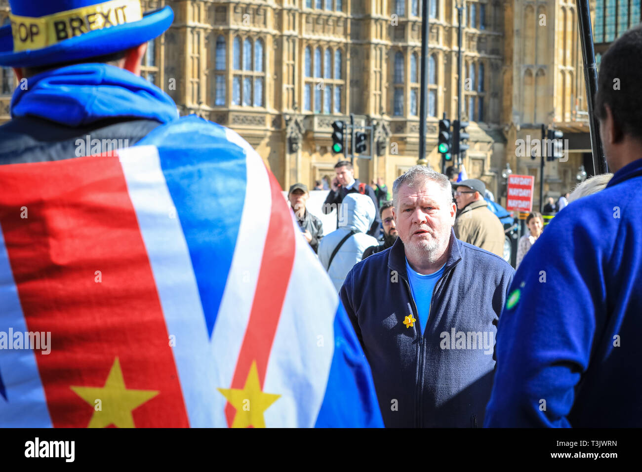 Westminster, Londra, UK, 10 aprile 2019. Pro e contro manifestanti Brexit rally al di fuori le case o il parlamento di Westminster, come Theresa Maggio è ancora una volta a Bruxelles a negoziare su una estensione Brexit. Alcuni proteters entrare in un dibattito. Credito: Imageplotter/Alamy Live News Foto Stock