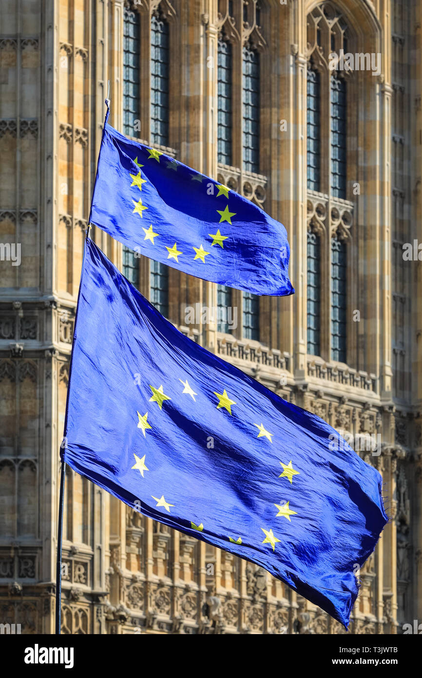 Westminster, Londra, UK, 10 aprile 2019. Bandiera UE alla House of Commons. Pro e contro manifestanti Brexit rally al di fuori le case o il parlamento di Westminster, come Theresa Maggio è ancora una volta a Bruxelles a negoziare su una estensione Brexit. Alcuni proteters entrare in un dibattito. Credito: Imageplotter/Alamy Live News Foto Stock