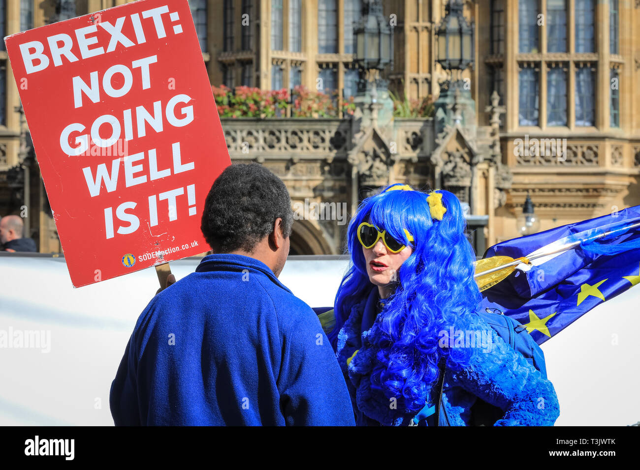 Westminster, Londra, UK, 10 aprile 2019. Una giovane donna indossa un luminoso blu e giallo vestito dell'UE. Pro e contro manifestanti Brexit rally al di fuori le case o il parlamento di Westminster, come Theresa Maggio è ancora una volta a Bruxelles a negoziare su una estensione Brexit. Alcuni proteters entrare in un dibattito. Credito: Imageplotter/Alamy Live News Foto Stock