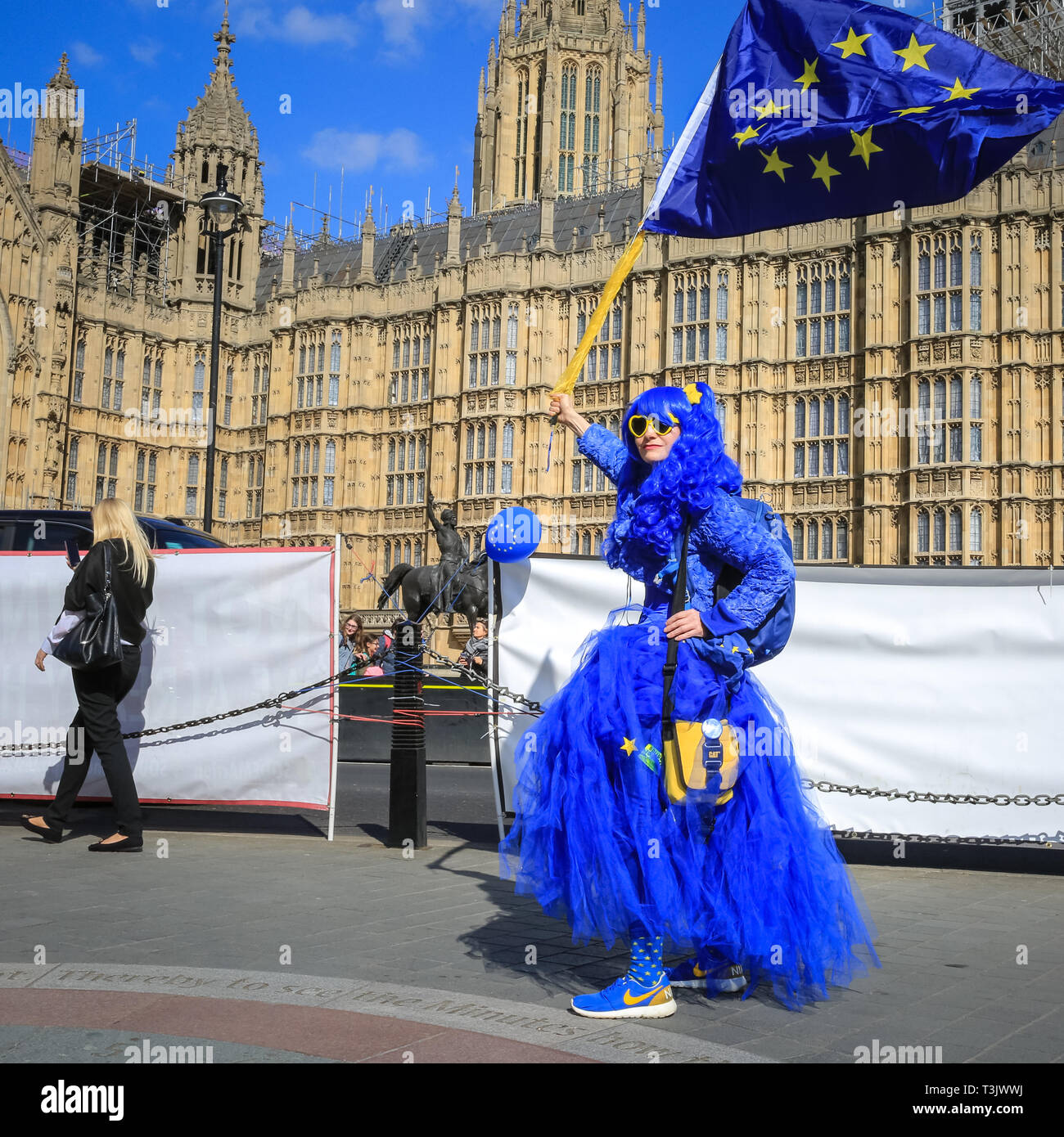 Westminster, Londra, UK, 10 aprile 2019. Una giovane donna indossa un luminoso blu e giallo vestito dell'UE. Pro e contro manifestanti Brexit rally al di fuori le case o il parlamento di Westminster, come Theresa Maggio è ancora una volta a Bruxelles a negoziare su una estensione Brexit. Alcuni proteters entrare in un dibattito. Credito: Imageplotter/Alamy Live News Foto Stock