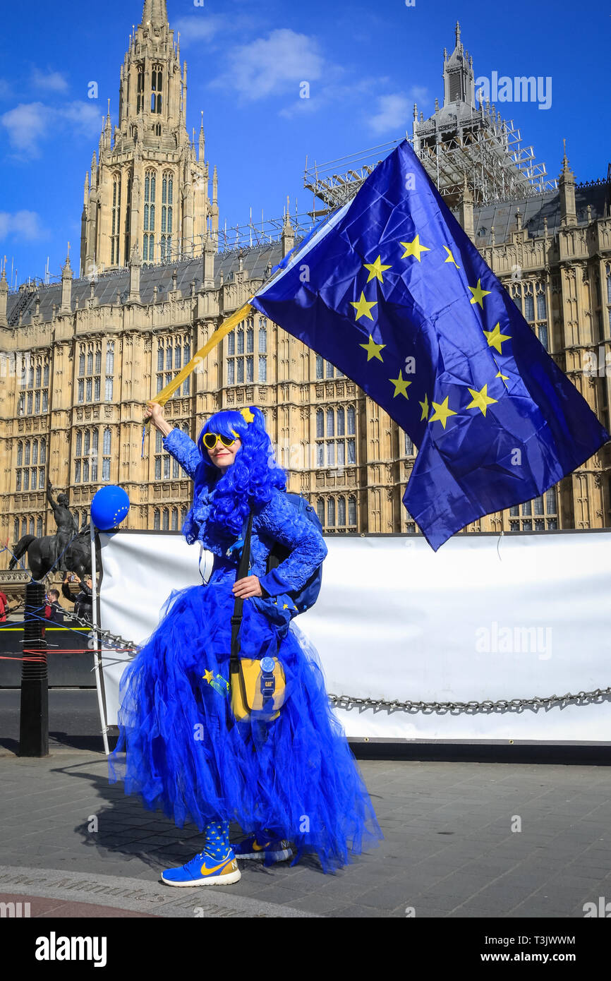 Westminster, Londra, UK, 10 aprile 2019. Una giovane donna indossa un luminoso blu e giallo vestito dell'UE. Pro e contro manifestanti Brexit rally al di fuori le case o il parlamento di Westminster, come Theresa Maggio è ancora una volta a Bruxelles a negoziare su una estensione Brexit. Alcuni proteters entrare in un dibattito. Credito: Imageplotter/Alamy Live News Foto Stock