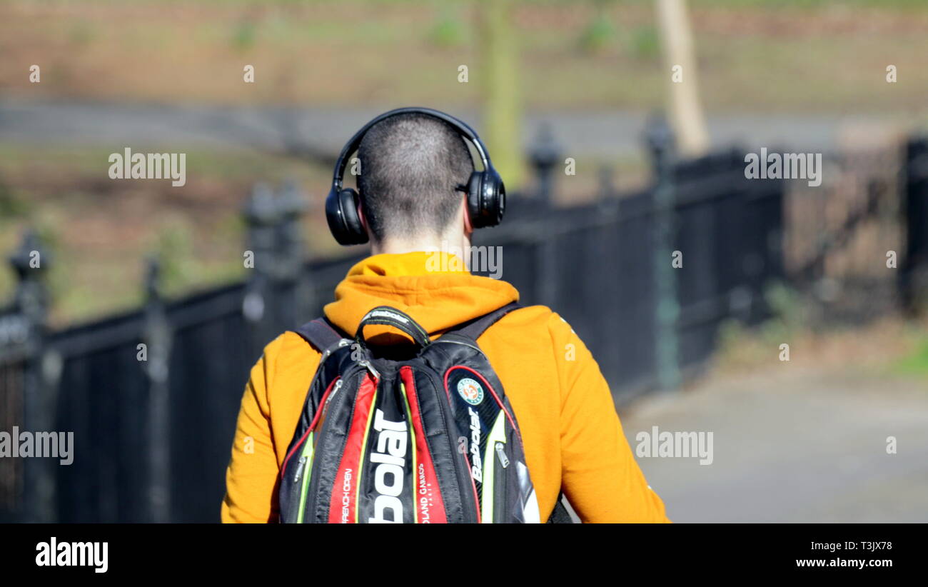 Glasgow, Scotland, Regno Unito, 10 Aprile, 2019, UK Meteo: soleggiata giornata estiva con sole splendente e temperature elevate nel centro della citta'. Amanti della musica in sun. Credito traghetto Gerard/Alamy Live News Foto Stock