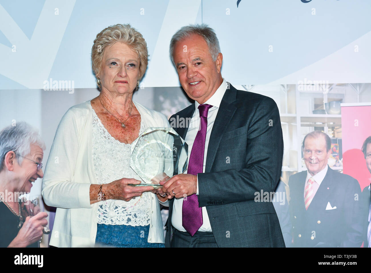 Londra, Regno Unito. Decimo Apr, 2019. Martin presente giovane vincitore di Eroe locale - Janet Lynn della 7° Churchill Awards premiano i successi di oltre 65's a Claridge Hotel il 10 marzo 2019, Londra, Regno Unito. Credito: Picture Capital/Alamy Live News Foto Stock