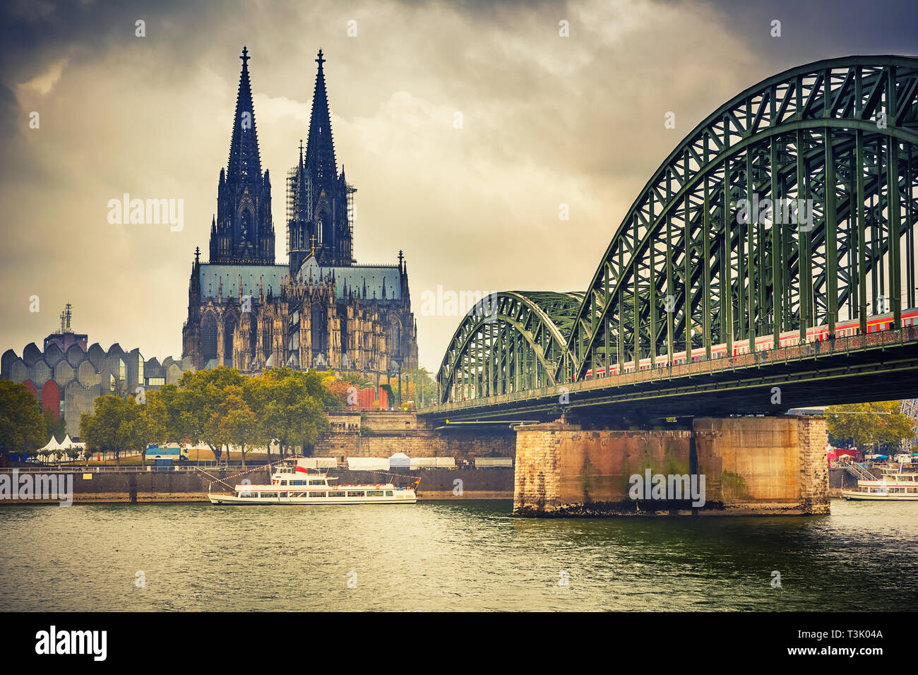 La cattedrale di Colonia e il ponte di Hohenzollern, Germania Foto Stock