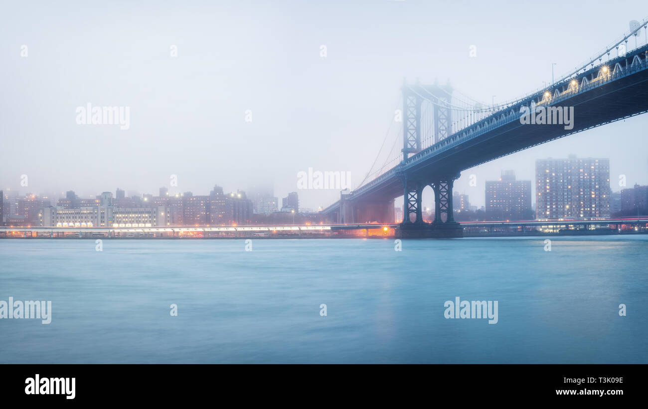 Manhattan Bridge e Manhattan a foggy sera Foto Stock
