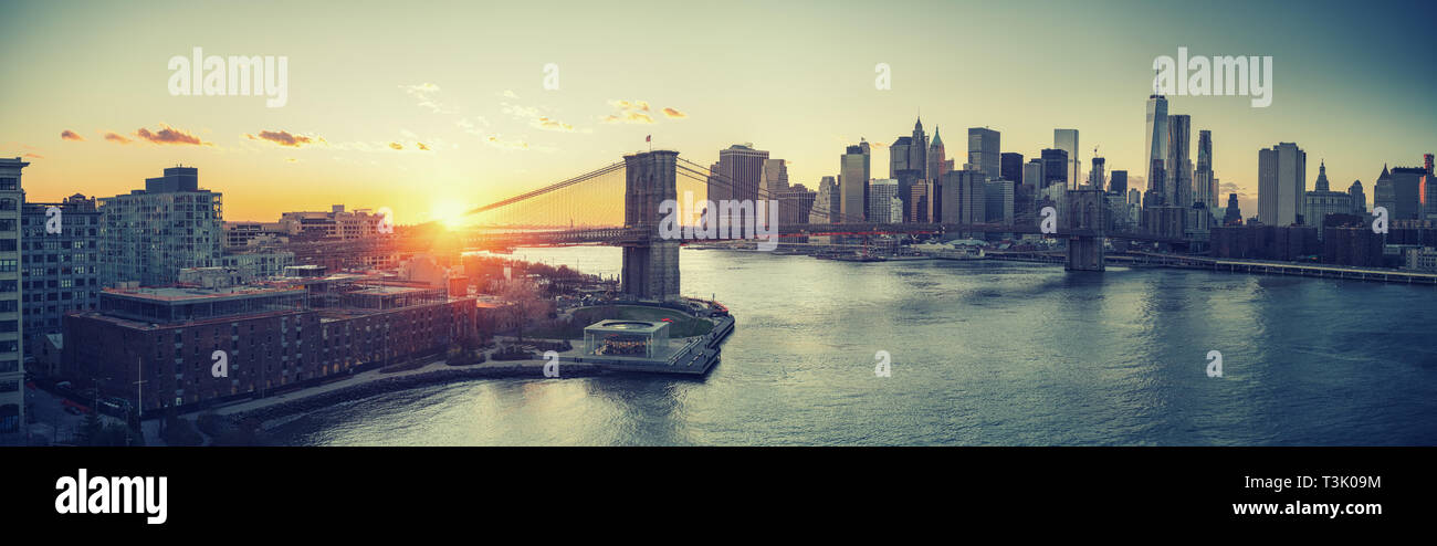 Il ponte di Brooklyn e Manhattan al tramonto Foto Stock