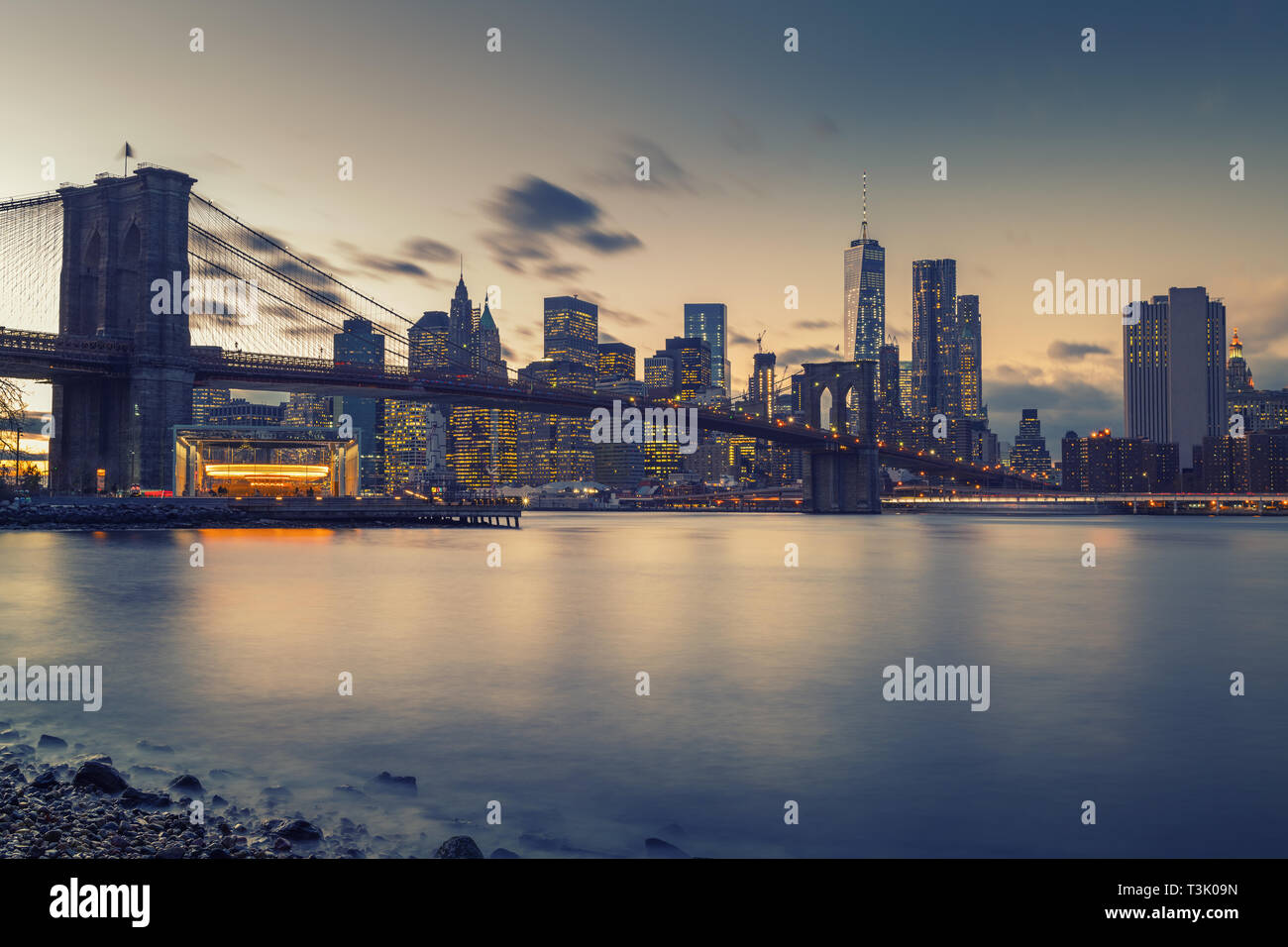 Ponte di Brooklyn East River e di Manhattan al crepuscolo Foto Stock
