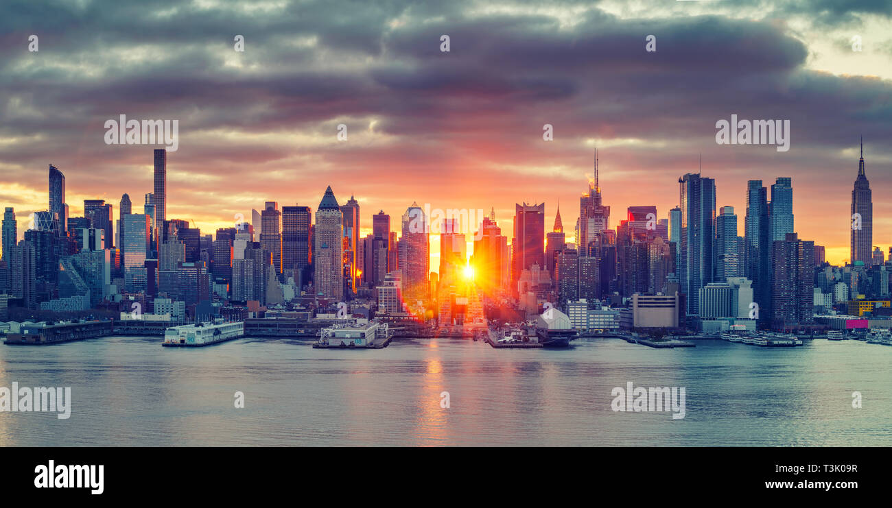 Luminosa alba sopra Manhattan Foto Stock
