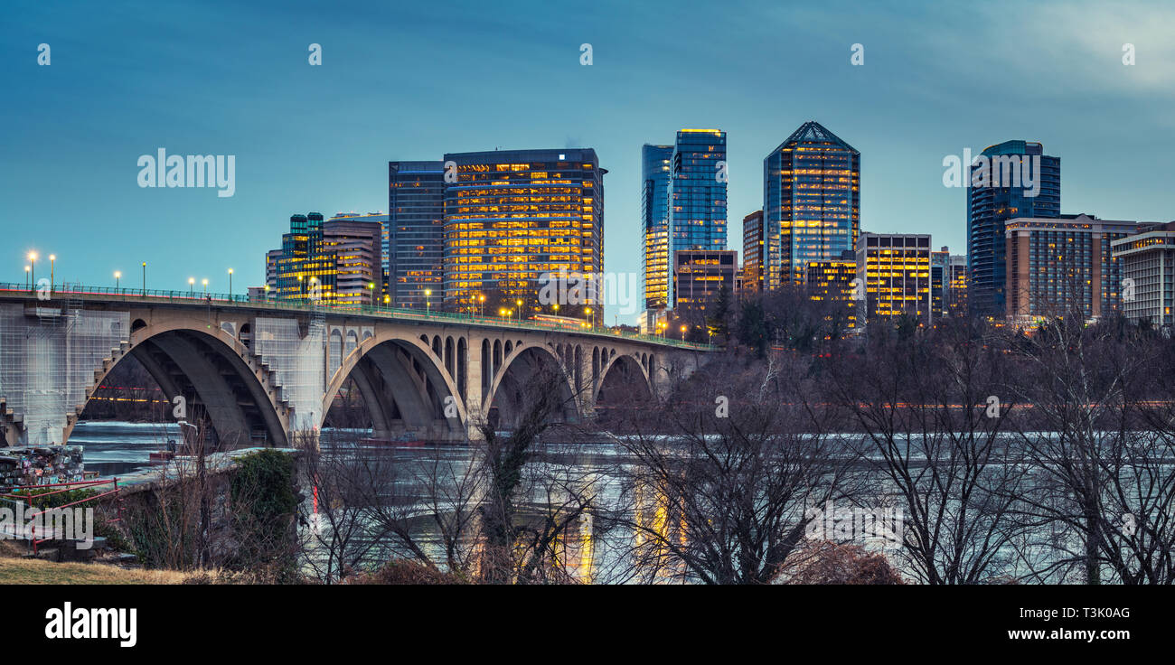 Ponte a chiave di notte a Washington DC Foto Stock