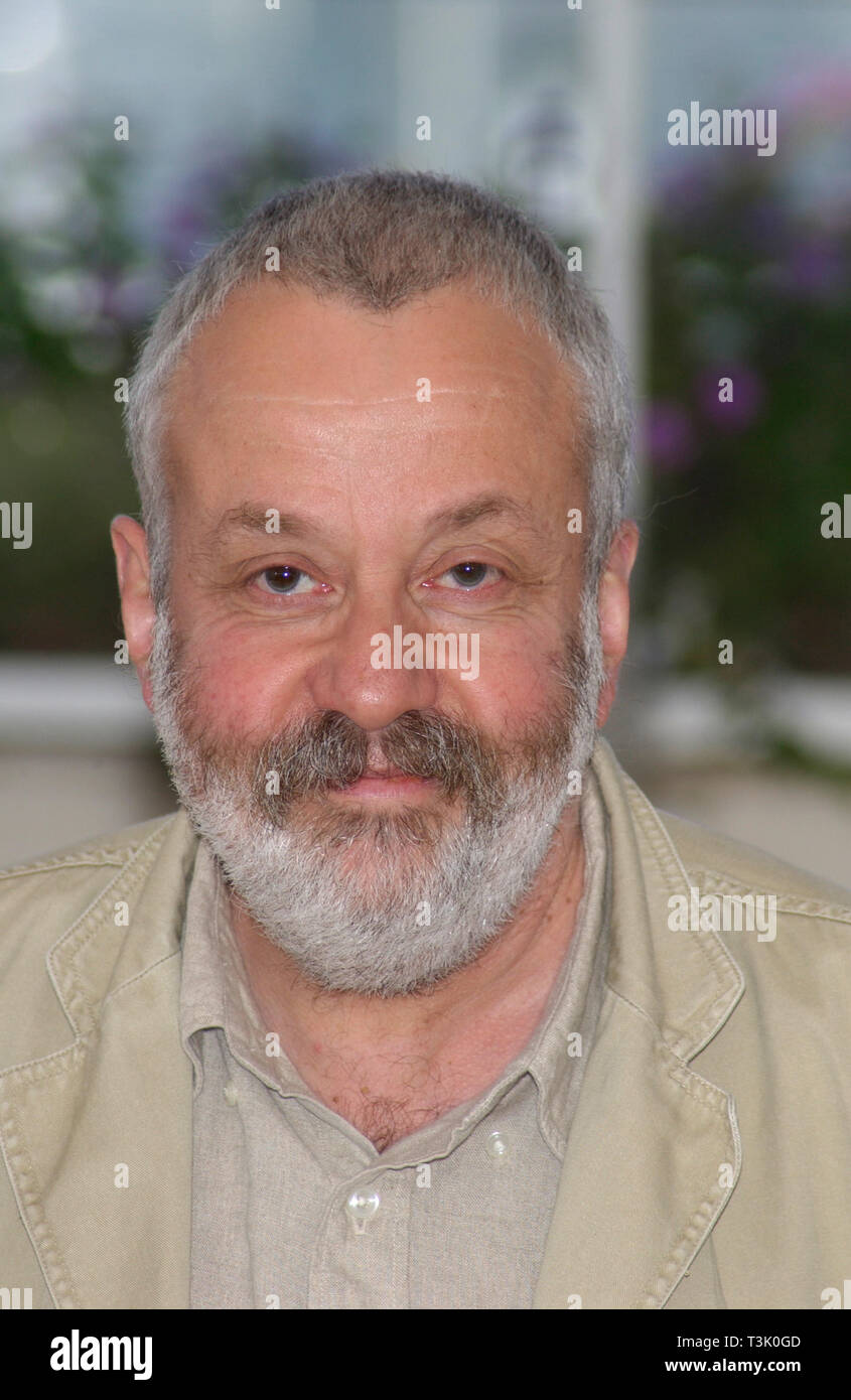 CANNES, Francia. 17 maggio 2002: Direttore Mike Leigh all'photocall a Cannes per il suo nuovo film tutto o niente. © Paul Smith / Featureflash Foto Stock