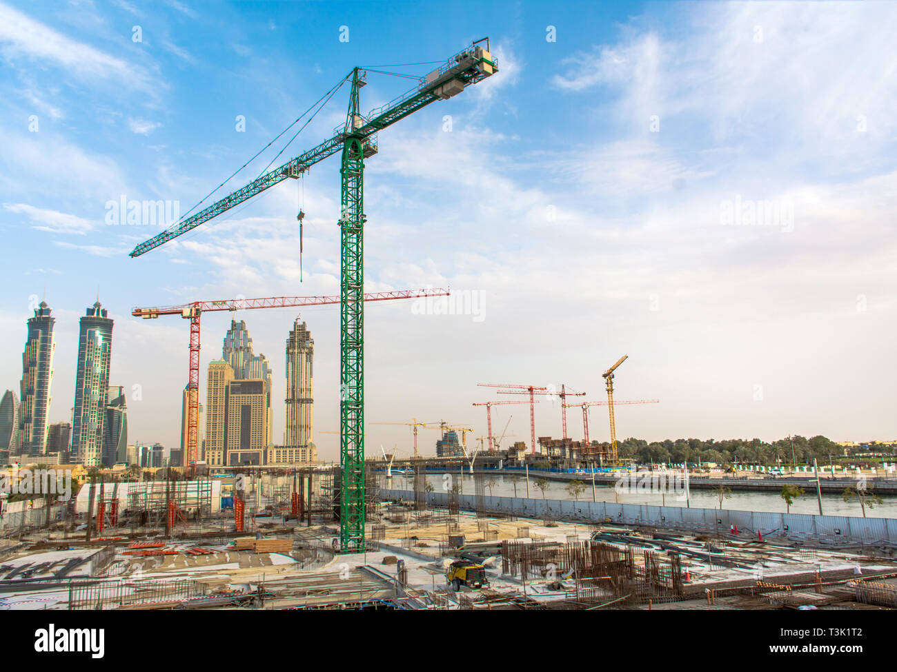 Sito in costruzione con grande gru edificio moderno foundation in Dubai Business Bay, sito in costruzione sul tramonto sfondo architettura moderna Foto Stock