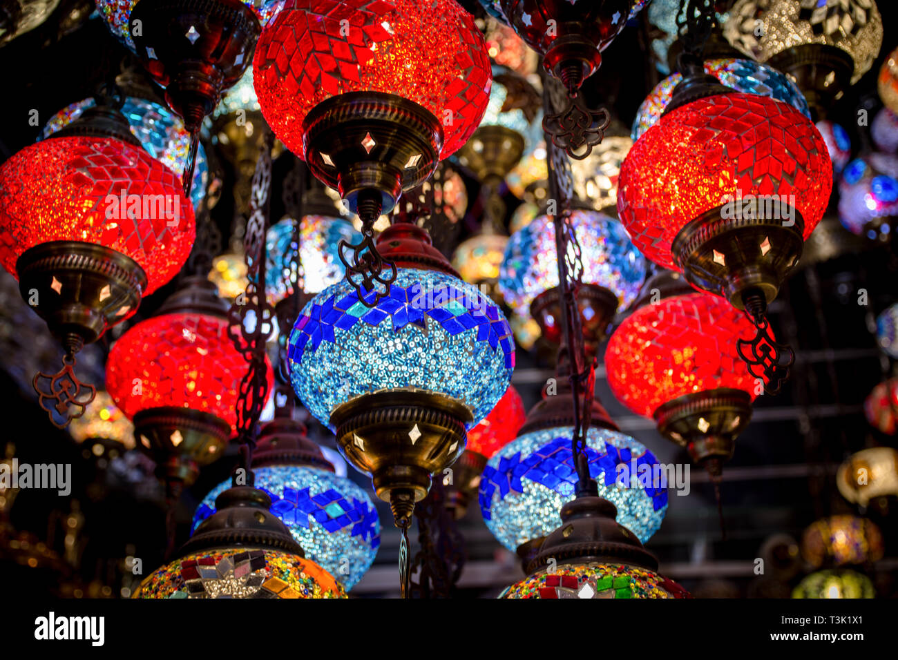 Sfondo Multycolor di DecorativeTurkish appendere lampade a luce un colpo da Dubai Gold Souk Bazar Foto Stock