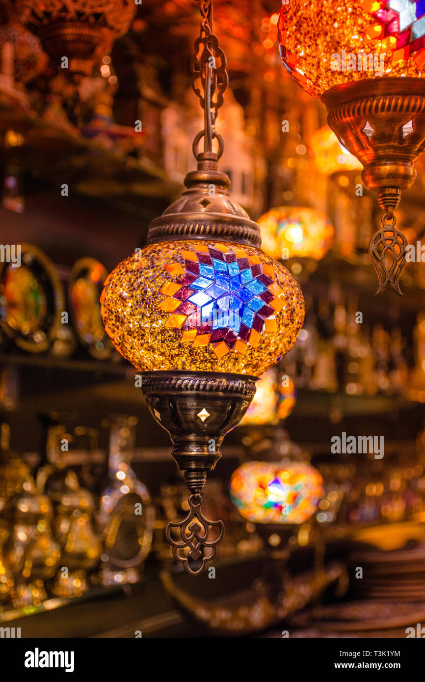 Bella appeso crystal Lampada a luce colorata con sfondo giallo Ramadan Eid concetto tradizionale turco lampada artigianale Foto Stock