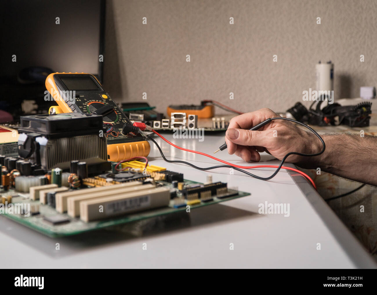 Electronics tecnico è la prova di un chip per computer. Riparazione del PC Foto Stock