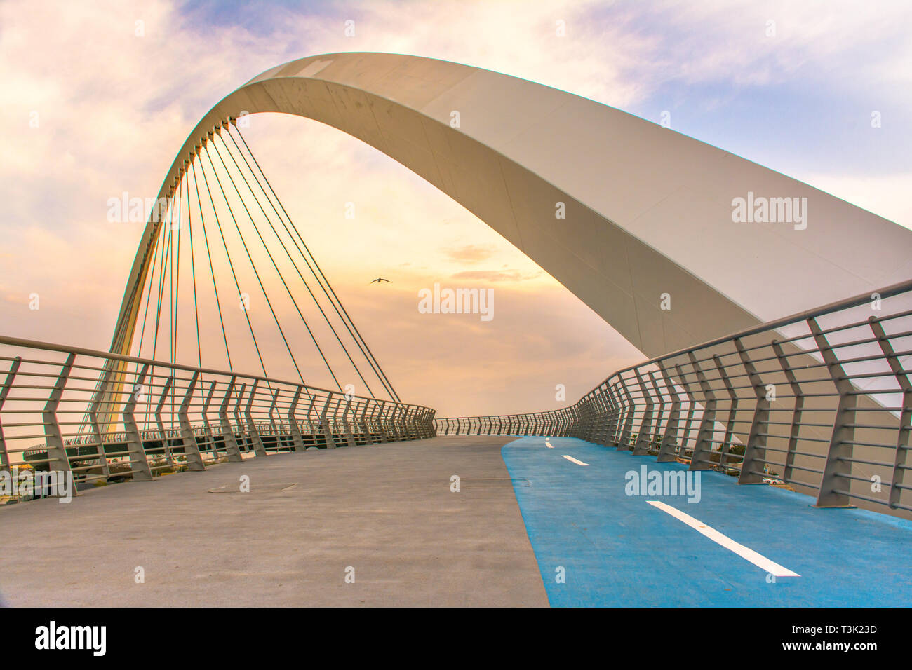 Tolleranza Bridge Dubai vista al tramonto del canale per acqua famosa attrazione turistica del medio oriente creative architettura moderna Foto Stock
