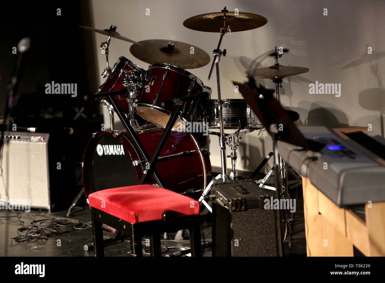 Messa in scena della band prima dell'inizio di una performance, Londra, Regno Unito. Foto Stock