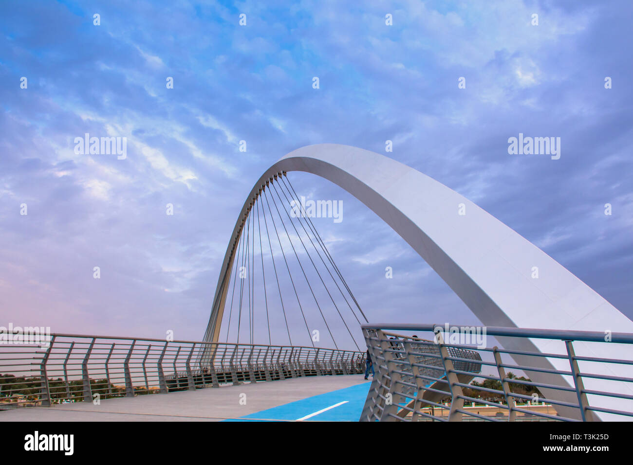 Sera colpo di Dubai acqua ponte sul canale di nuova attrazione della città di Dubai, luogo turistico di Dubai, destinazione di viaggio, architettura moderna Foto Stock