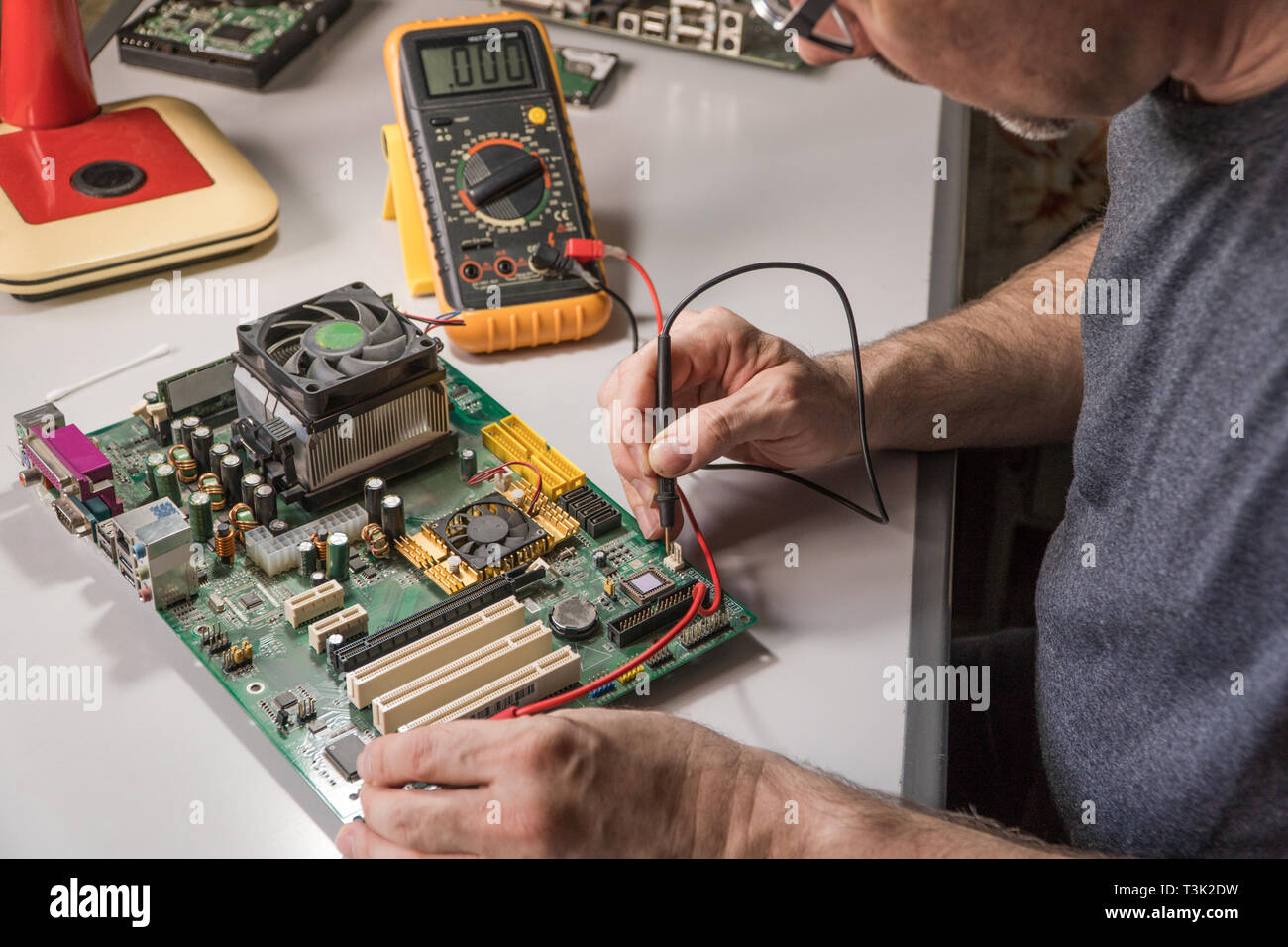 Electronics tecnico è la prova di un chip per computer. Riparazione del PC Foto Stock