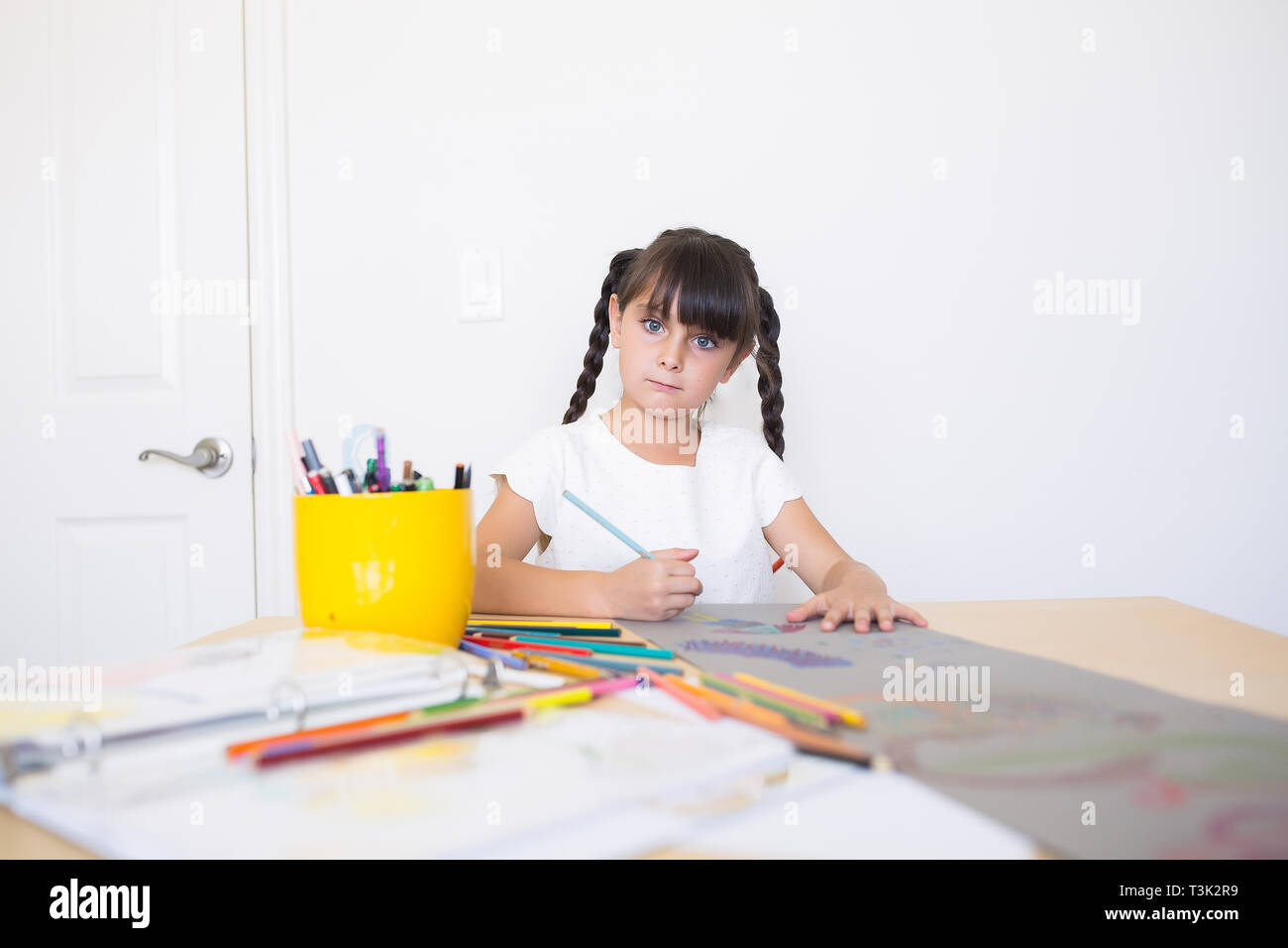 6-7 anno vecchia ragazza con matita colorata Foto Stock