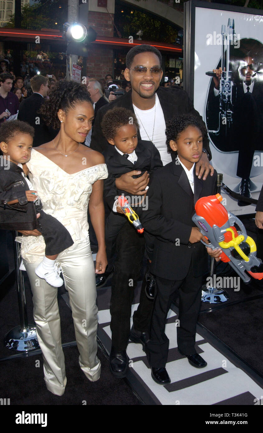 LOS ANGELES, CA. Giugno 26, 2002: Attore Will Smith & attrice moglie Jada Pinkett Smith & figli presso il Los Angeles premiere del suo nuovo film di Men in Black II. © Paul Smith / Featureflash Foto Stock