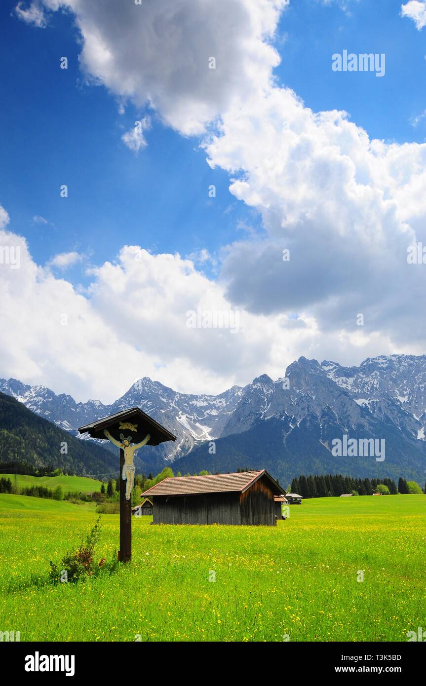 Croce nel paese Werdenfels, vicino Klais, in background Karwendel mountain range, Oberbayern, Alpi, Germania, Europa Foto Stock