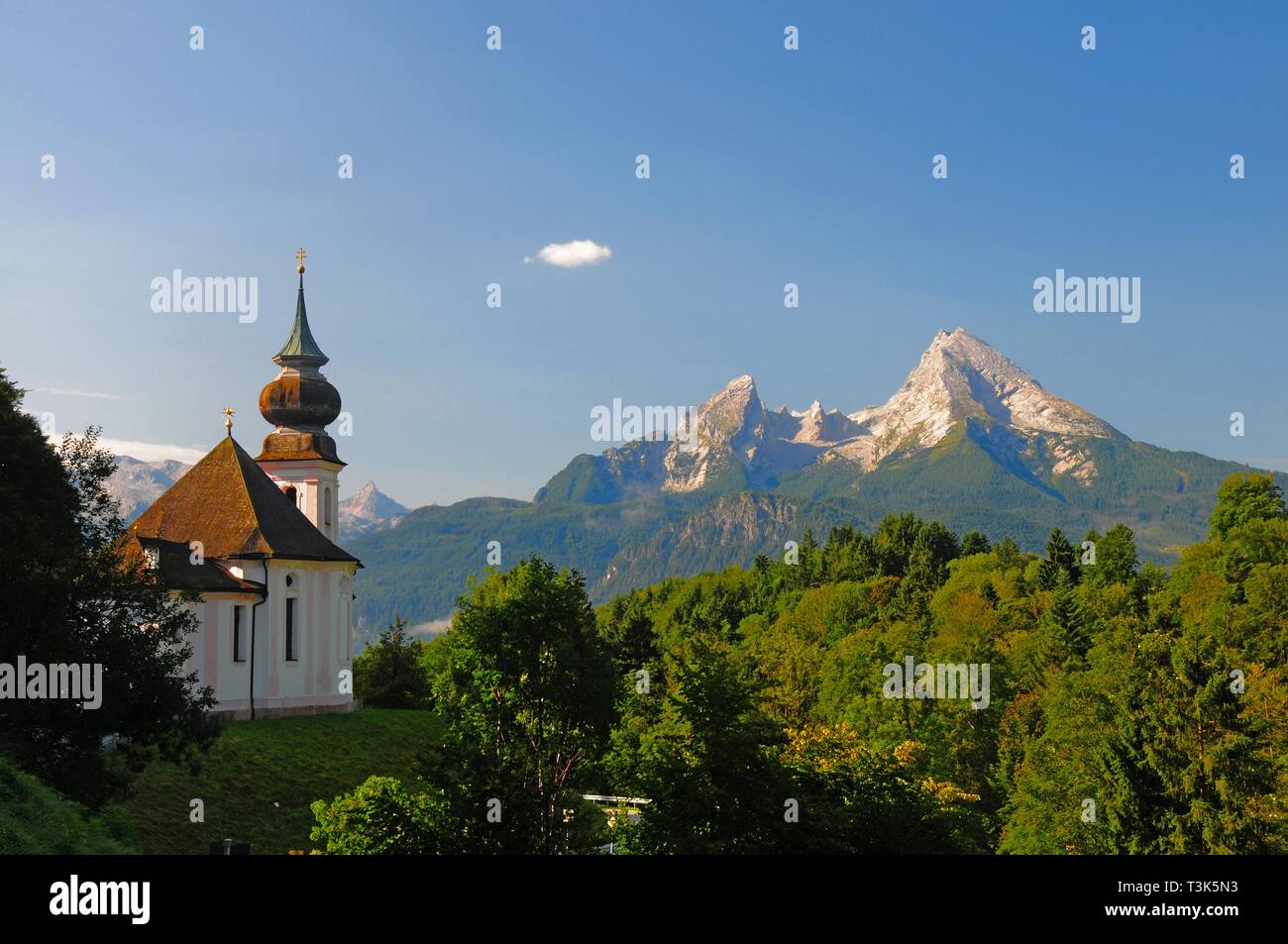 Chiesa del pellegrinaggio di Maria Gern, vicino a Berchtesgaden, sullo sfondo del Watzmann, nel parco nazionale di Berchtesgaden, Baviera, Germania, Europa Foto Stock