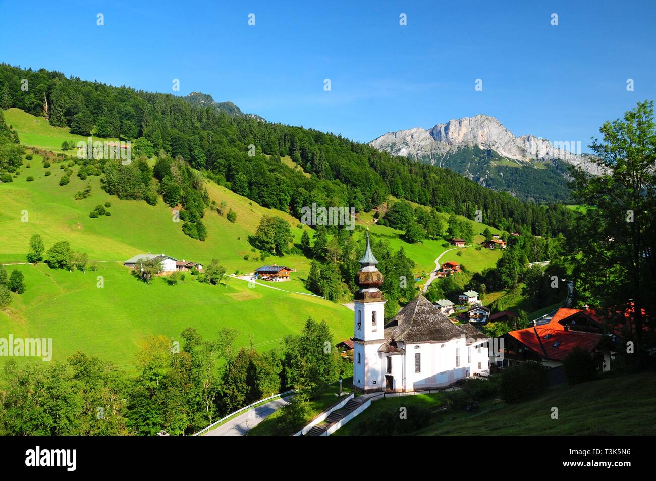 Chiesa di pellegrinaggio Maria Gern, vicino a Berchtesgaden, sullo sfondo il monte Untersberg, Parco Nazionale di Berchtesgaden, Baviera, Germania, Europa Foto Stock