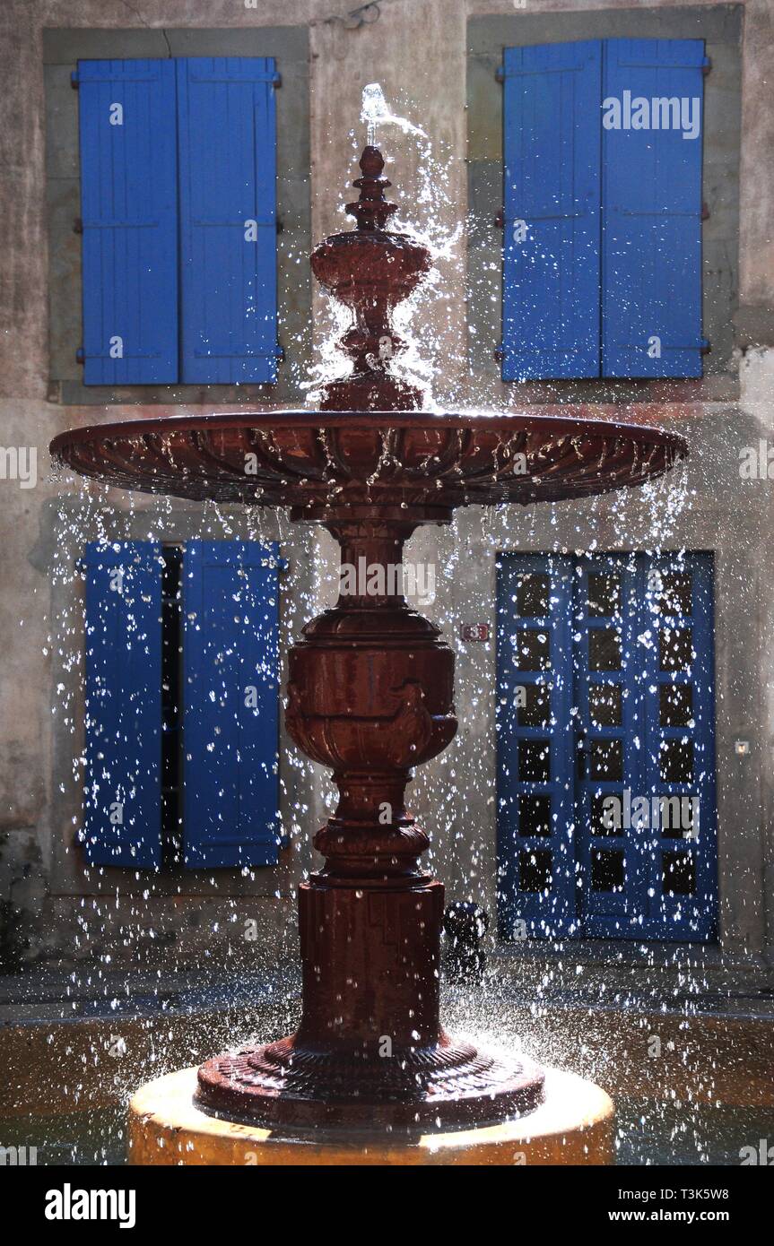 Fontana del villaggio, Siran, Minervois, dipartimento HÃ©rault, regione di Occitania, Francia meridionale, Europa Foto Stock