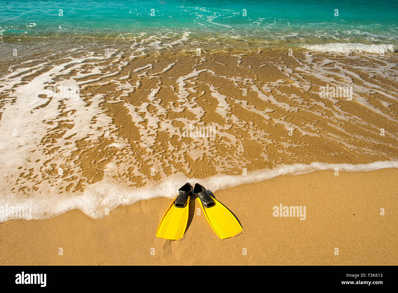 Pinne Gialle sulla spiaggia di sabbia di mare blu Foto Stock