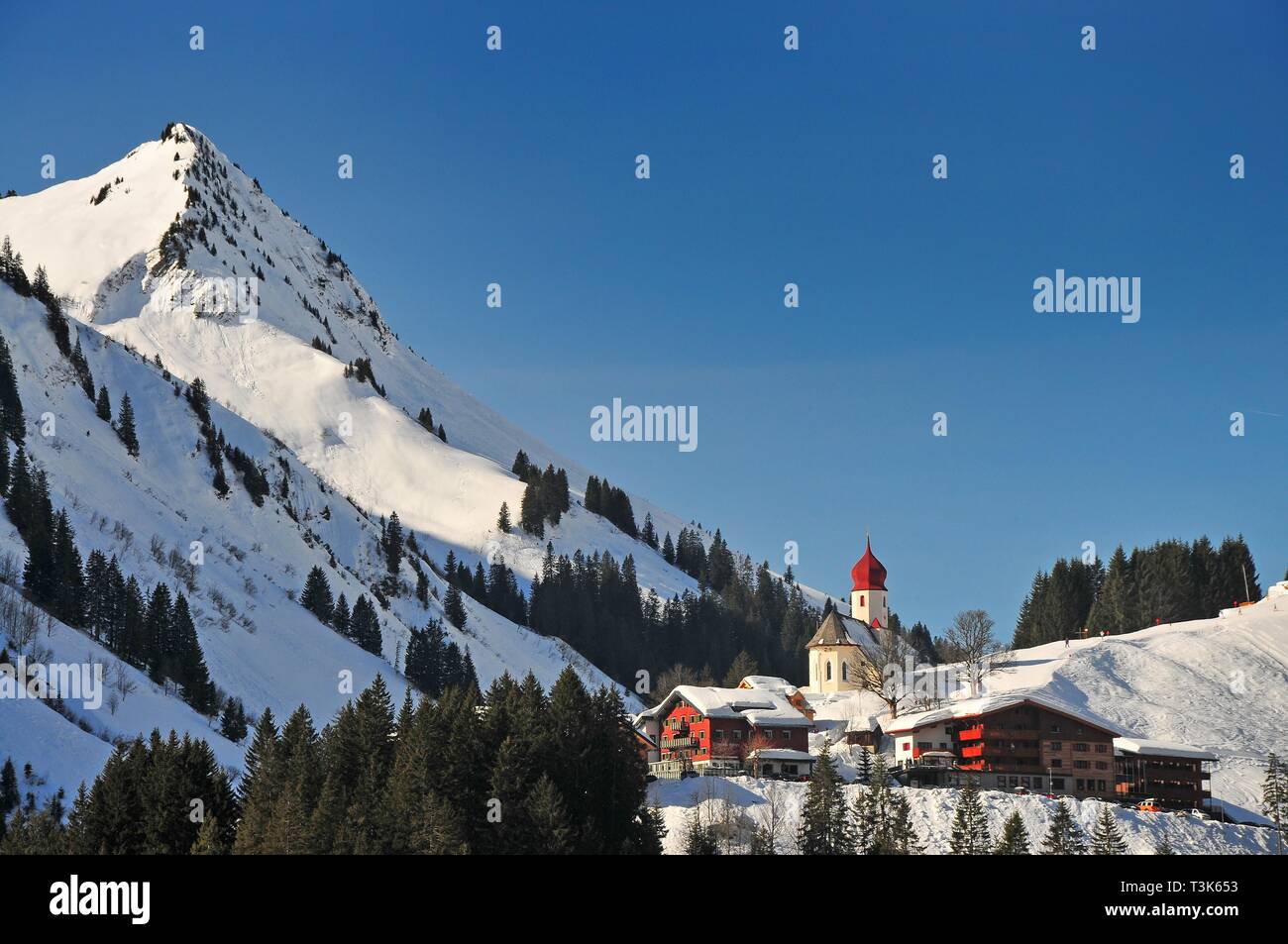 Chiesa di San Nicola in DamÃ¼ls, Foresta di Bregenz, sullo sfondo la Glatthorn (2134 m), Vorarlberg, Austria Foto Stock