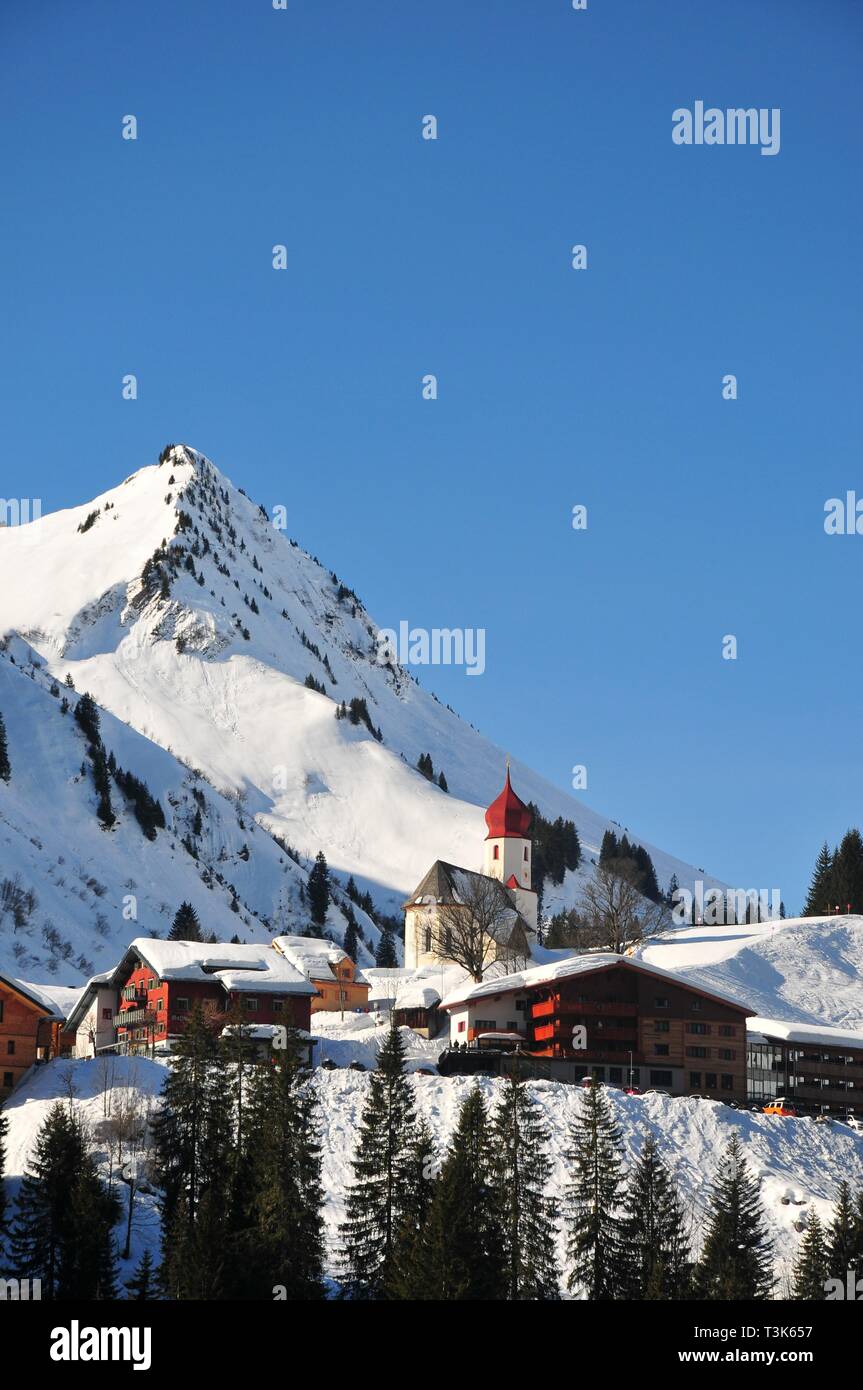Chiesa di San Nicola in DamÃ¼ls, Foresta di Bregenz, sullo sfondo la Glatthorn (2134 m), Vorarlberg, Austria Foto Stock