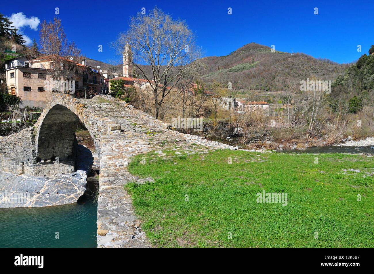 Ponte sul Fiume Arroscia, Borghetto d'Arroscia, Liguria, Provincia di Imperia, Italia, Europa Foto Stock