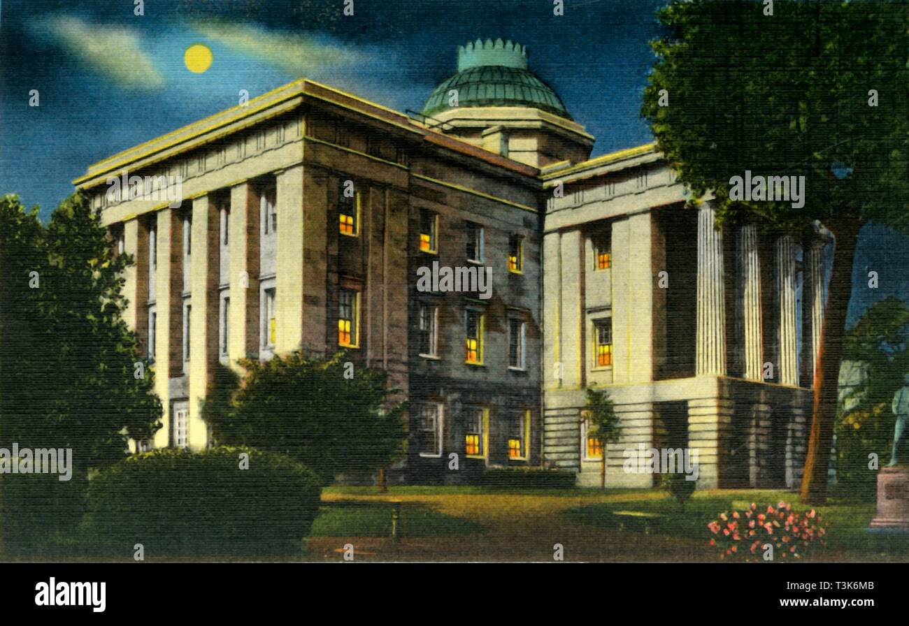 "Notte Illuminata vista di N.C. State Capitol, Raleigh, North Carolina", 1942. Creatore: sconosciuto. Foto Stock