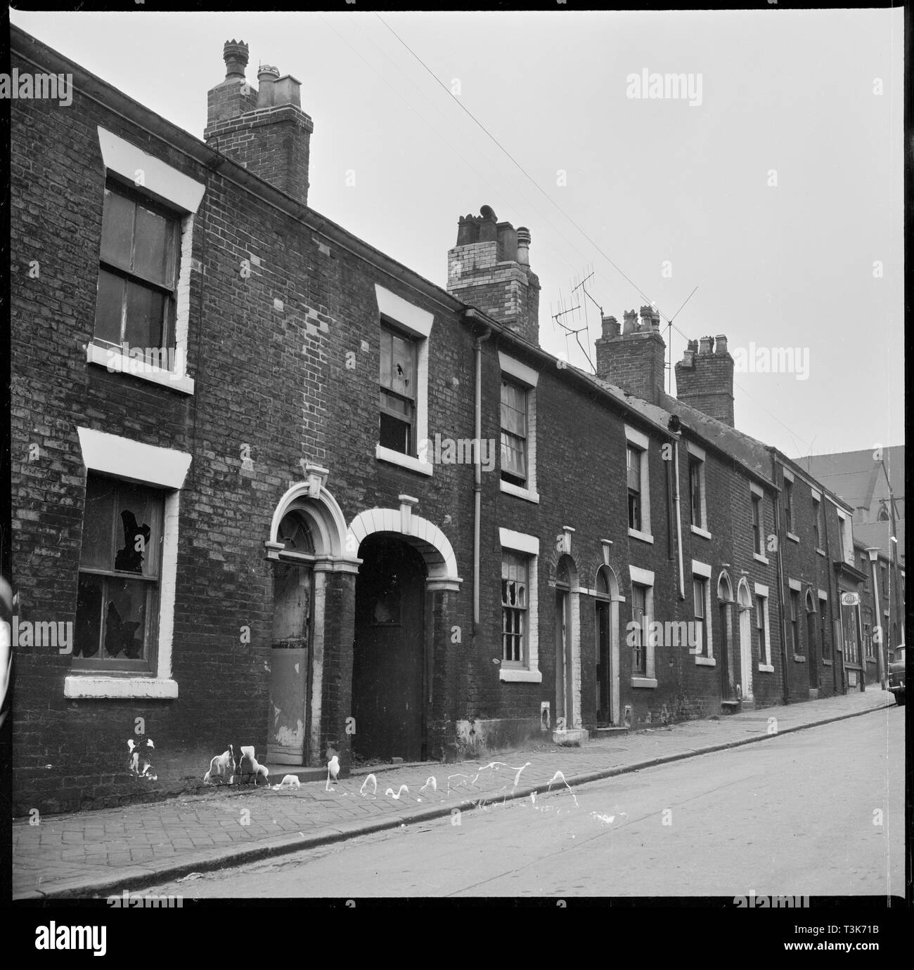 Case abbandonate in un terrazzamento street, Stoke-on-Trent, dal 1965 fino al 1968. Creatore: Eileen Deste. Foto Stock