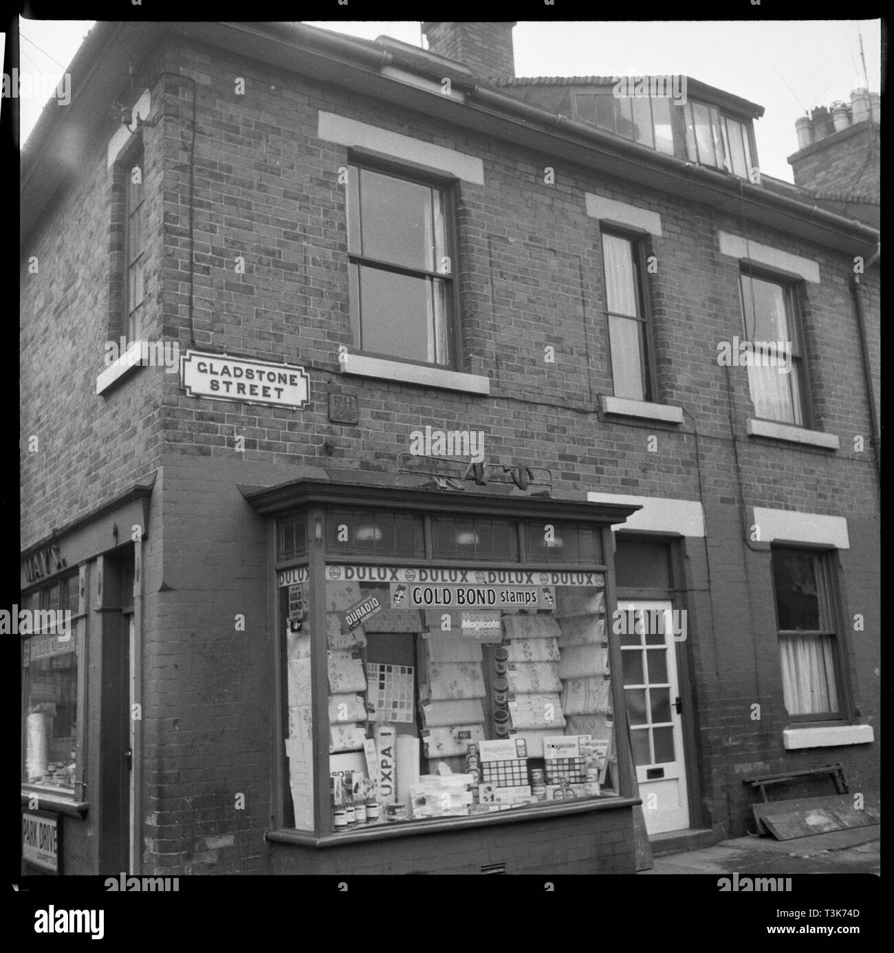 Corner shop, Gladstone Street, Leek, Staffordshire, dal 1965 fino al 1968. Creatore: Eileen Deste. Foto Stock