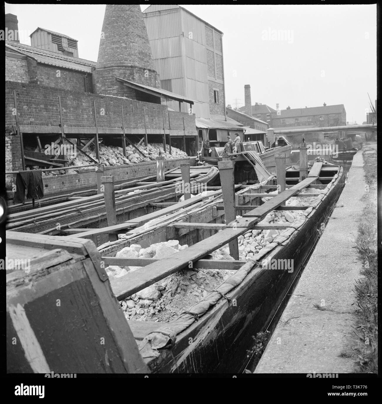 Barge in Trent & Mersey Canal, Stoke-on-Trent, dal 1965 fino al 1968. Creatore: Eileen Deste. Foto Stock
