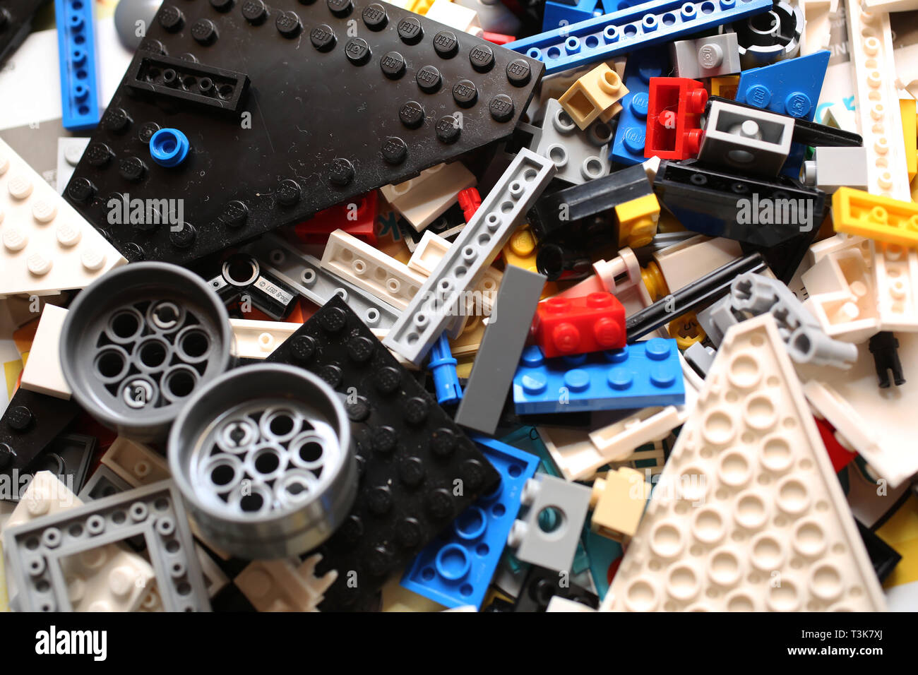 Close-up di un sacco di spazio Lego raffigurato essendo giocato con in Londra, Regno Unito. Foto Stock