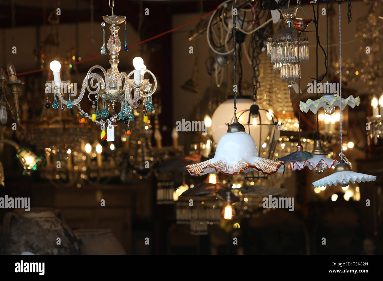 Vista generale di un set di illuminazione vintage appeso in un negozio di antiquariato nel West Sussex, Regno Unito. Foto Stock