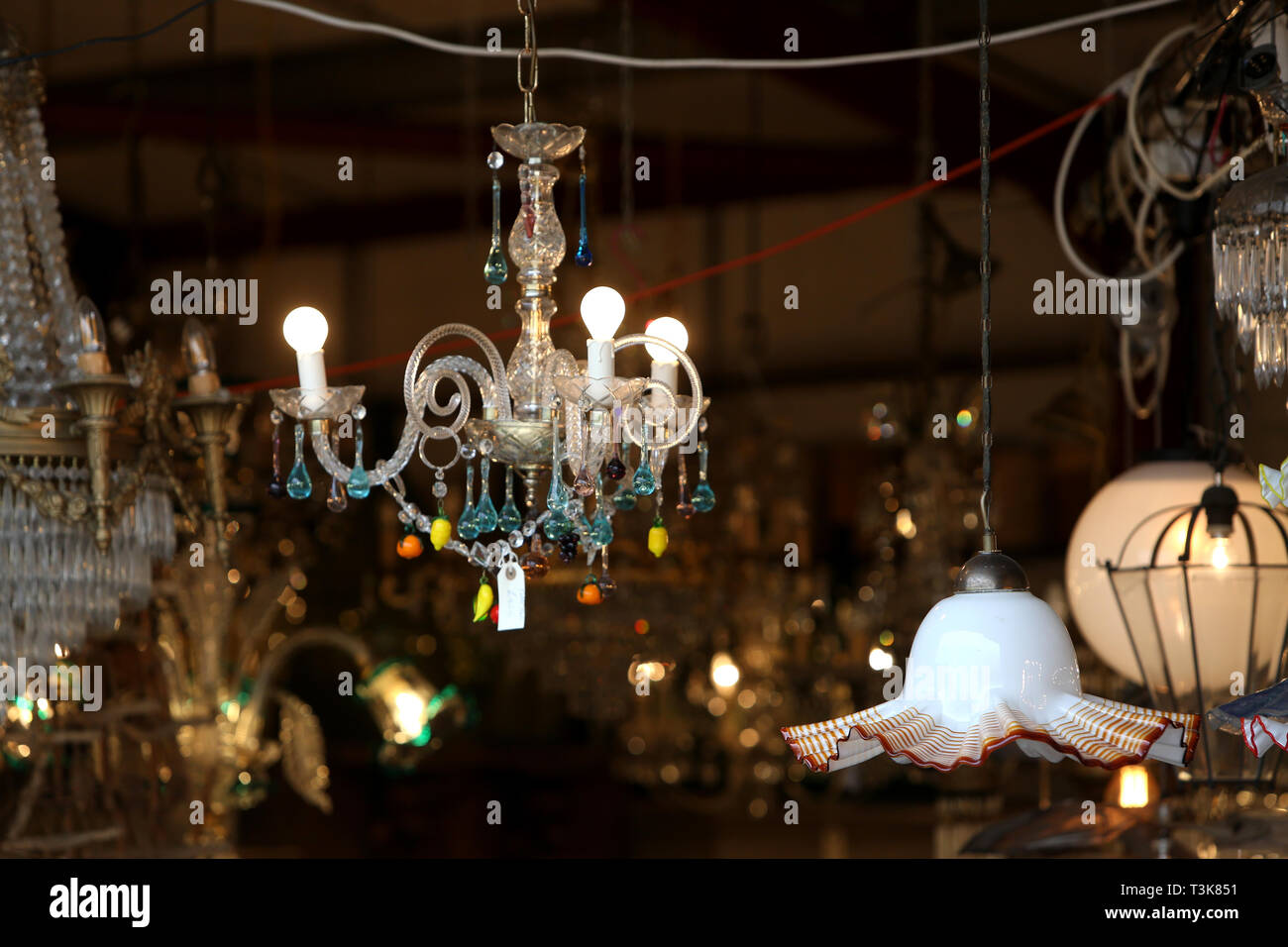 Vista generale di un set di illuminazione vintage appeso in un negozio di antiquariato nel West Sussex, Regno Unito. Foto Stock