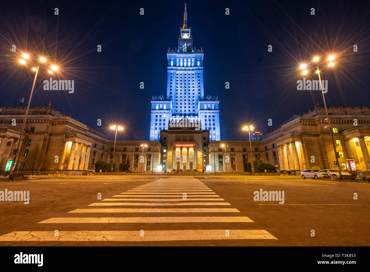 Varsavia, Polonia. Il 6 aprile 2019. Una vista panoramica del Palazzo della Cultura e della scienza di notte Foto Stock