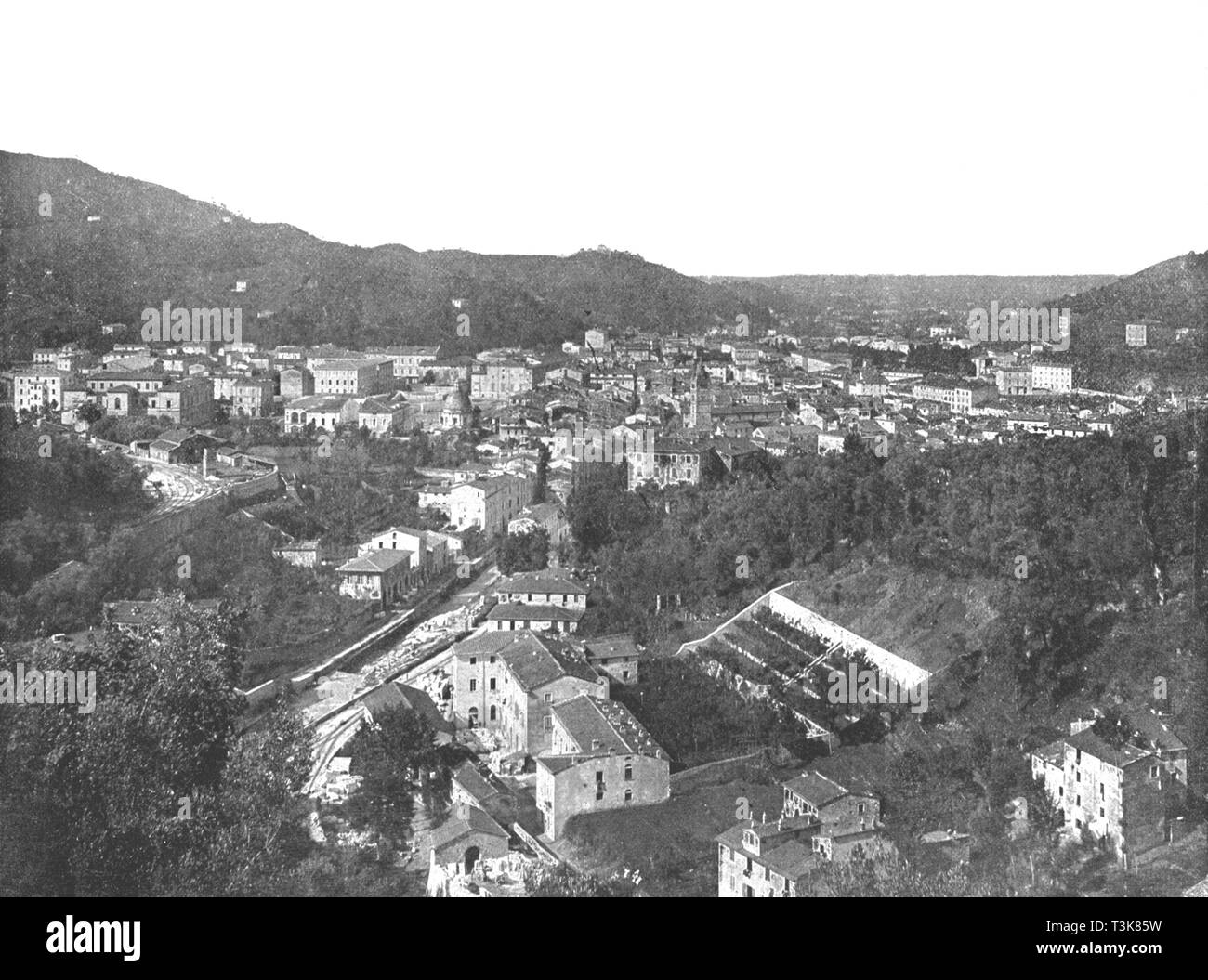 Vista generale della città di Carrara, Italia, 1895. Creatore: sconosciuto. Foto Stock