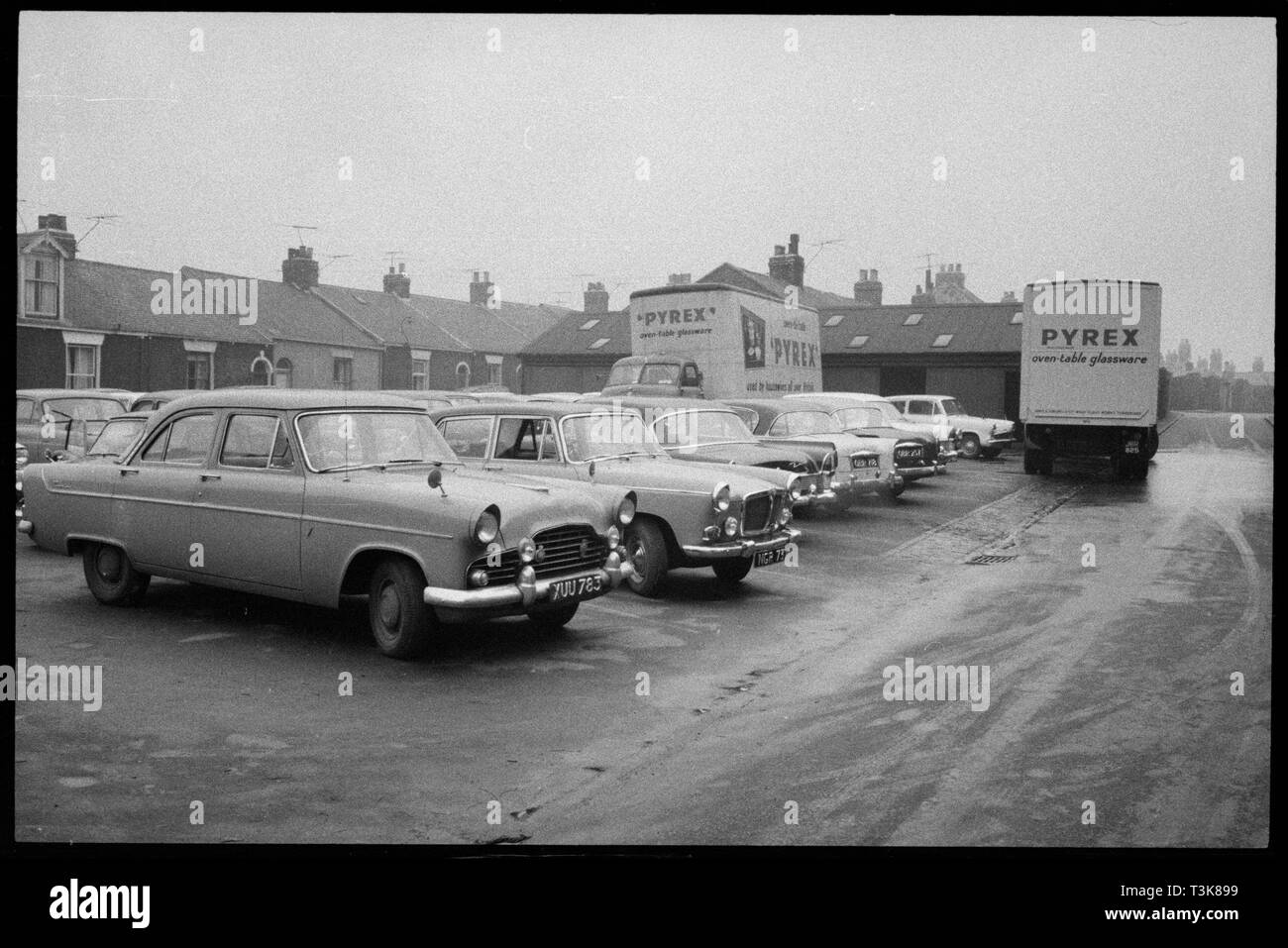 Parcheggio auto, indossare il vetro flint Opere, Alfred Street, Millfield, Sunderland, 1961. Creatore: Eileen Deste. Foto Stock