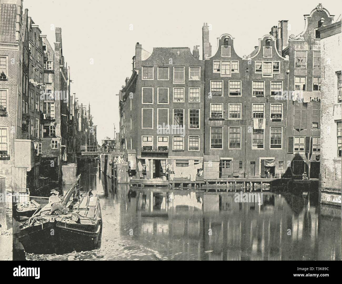 Vista di uno dei principali canali di Amsterdam, Paesi Bassi, 1895. Creatore: sconosciuto. Foto Stock