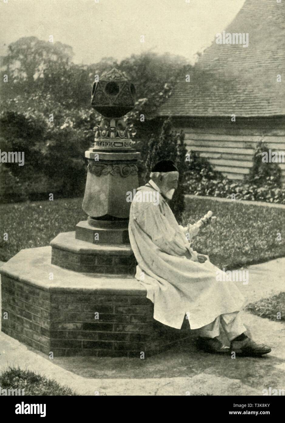 'Sundial nel giardino di Limnerslease e...G. F. Watt, Esq., R.A.', c1890s, (1902). Creatore: sconosciuto. Foto Stock