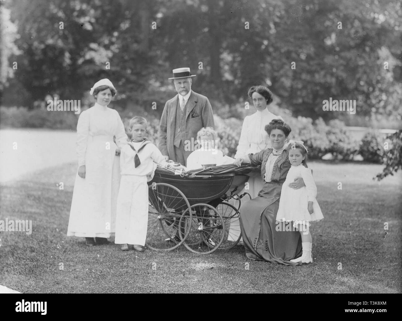 Ritratto di famiglia, Apsley Paddox, Woodstock Road, Oxford, Oxfordshire, 1913. Creatore: Henry oggetto di scherno. Foto Stock