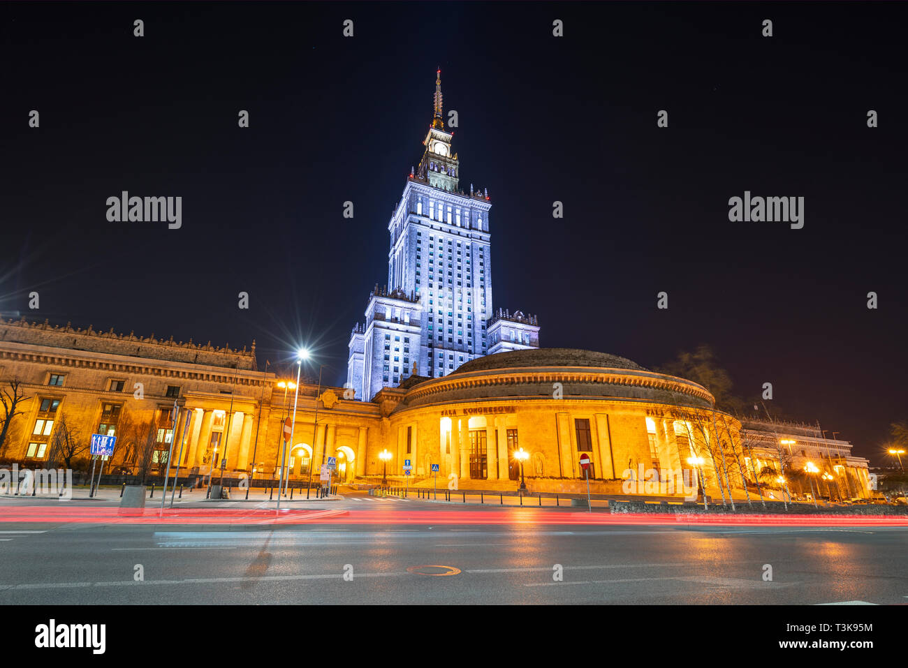 Varsavia, Polonia. Il 6 aprile 2019. Una vista panoramica del Palazzo della Cultura e della scienza di notte Foto Stock