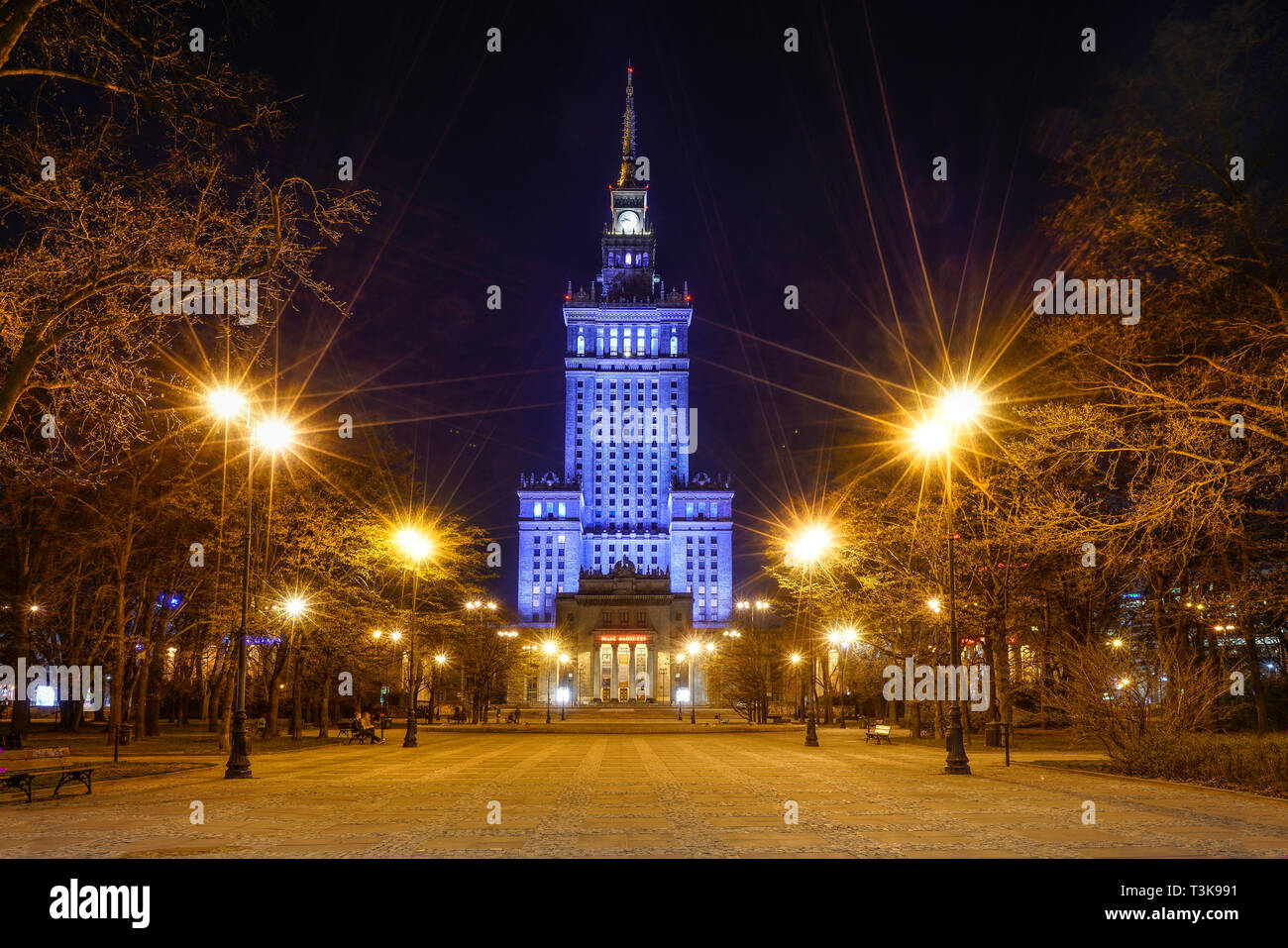 Varsavia, Polonia. Il 6 aprile 2019. Una vista panoramica del Palazzo della Cultura e della scienza di notte Foto Stock