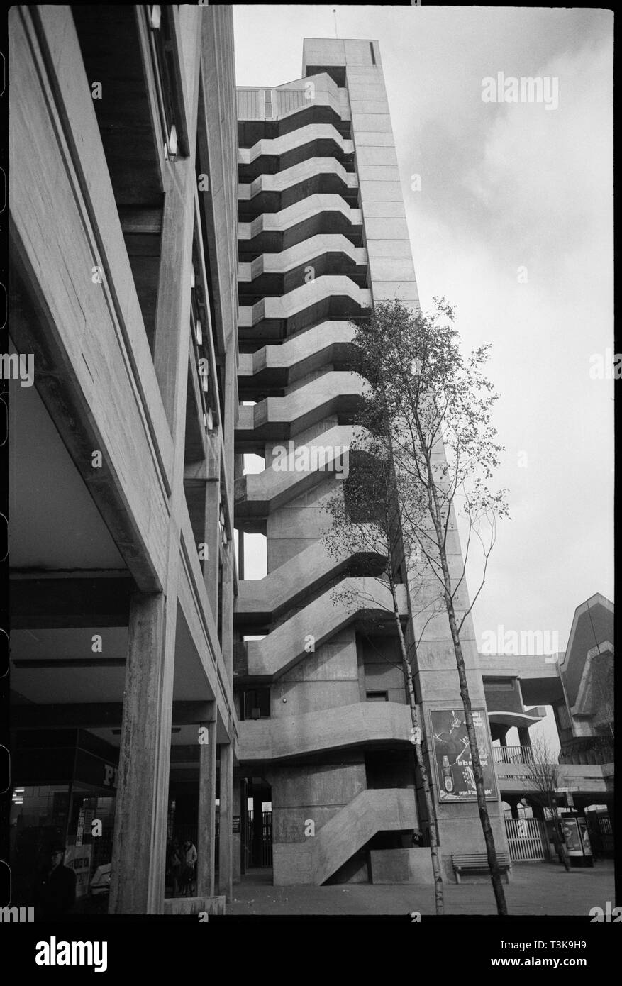 Trinity Square Car Park, la Piazza della Trinità, Gateshead, Tyne & Wear, C1962-c1980. Creatore: Ursula Clark. Foto Stock