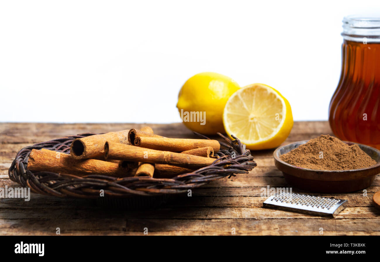 La cannella con limone essiccato su un tavolo di legno Foto Stock